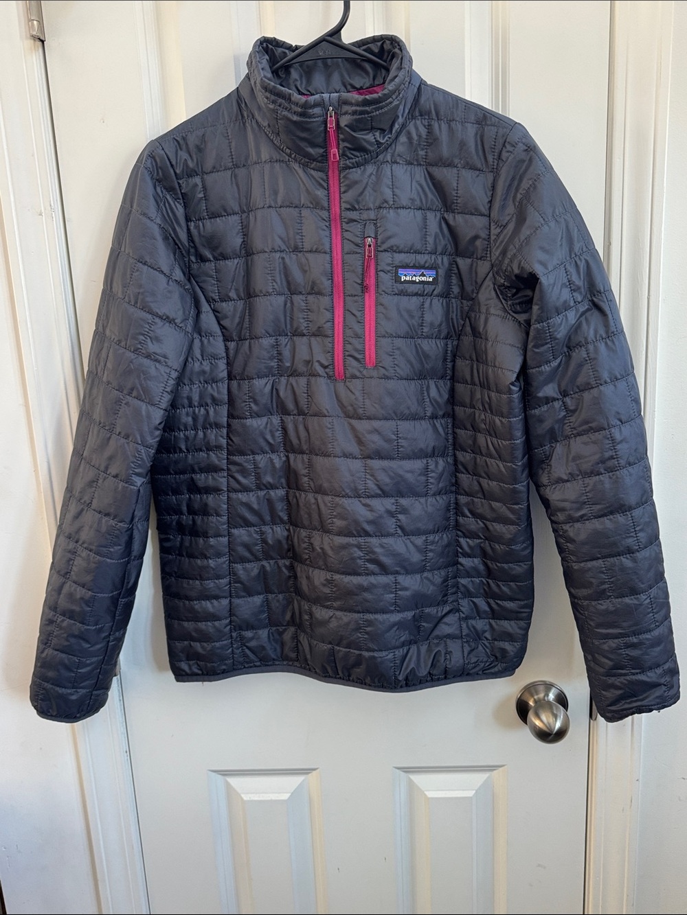 Patagonia Women's Primaloft Quarter Zip Jacket Gray Charcoal 🩶  w/  Pink Trim